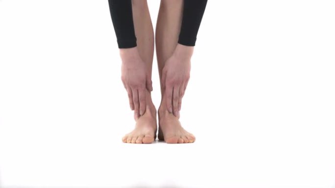 手触脚的特写演示视频。伸展运动表演。运动概念