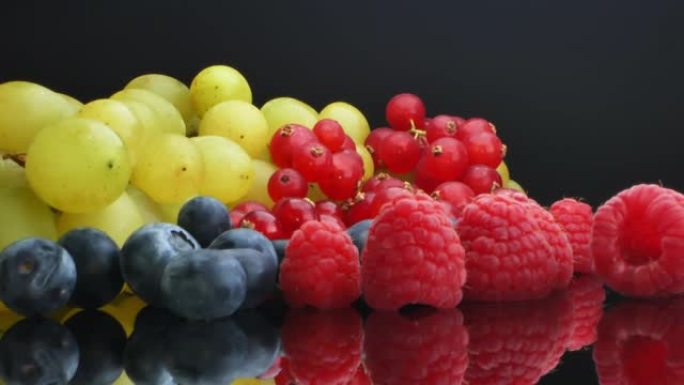 黑色桌子上摆放的水果静物果，身体维生素