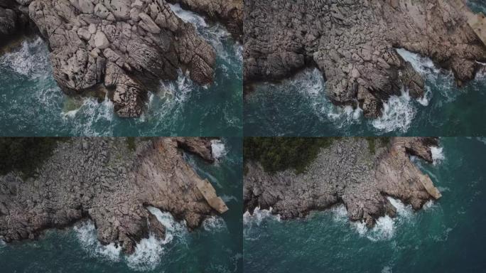 大浪从上面滚来滚去。自上而下的4k无人机视图，蓝色绿松石海洋，破浪，粉饰。海上晴天。巨大的海浪袭击了