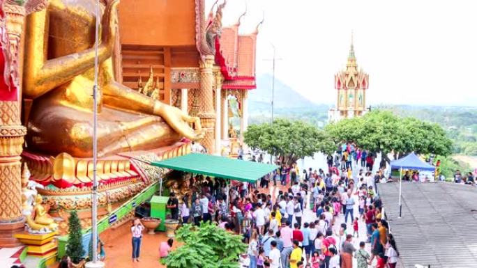 在泰国北碧府的虎洞寺 (Wat Tham Sua)，人们崇拜佛像的时间流逝