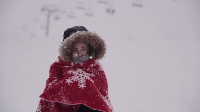 暴风雪中裹着毯子的冷冻女人的特写