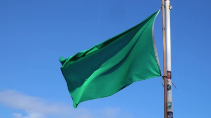 海滩上的绿色救生员旗帜。安全。