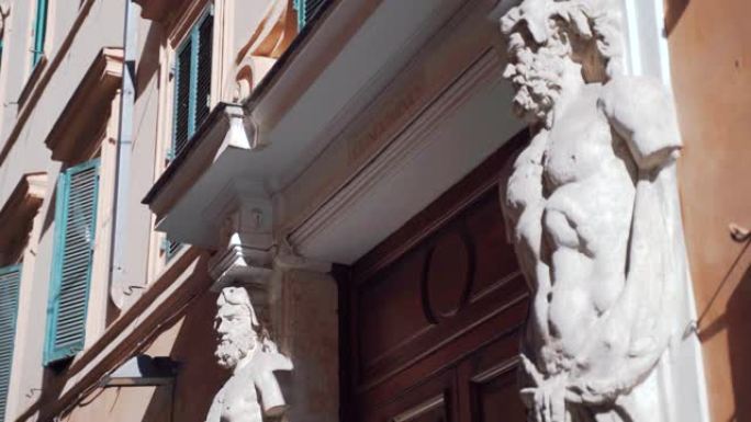 装饰罗马建筑外部的大理石神雕塑。门入口附近的两根柱子装饰着裸露的罗马英雄雕像，双手和手臂被切割。罗马