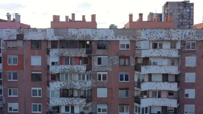 近距离拍摄萨拉热窝严重受损的公寓，波斯尼亚战争中的炮击和炮火