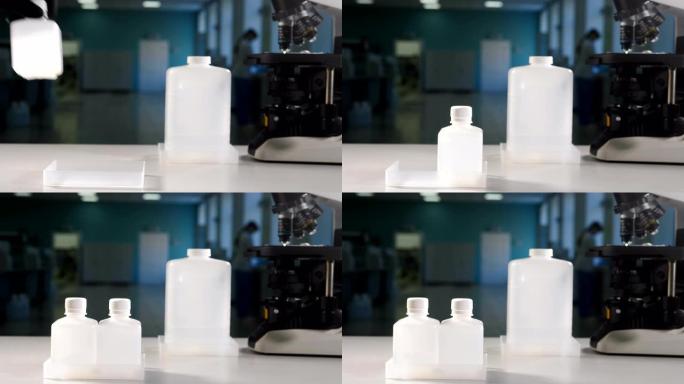 现代实验室概念。科学家在黑色手套把白色塑料瓶容器与显微镜背景。复制注释空间。4 k镜头