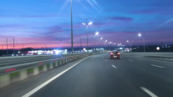 日落之后，晚上在高速公路上开车，交通很少。黄昏日落路灯。晚上，摄像头在前面，挡风玻璃参考。在黑暗的4