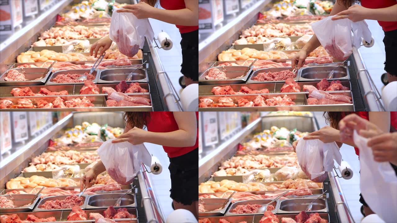 女人买肉，在超市的市场上用钳子看着鸡肉上的肉块。