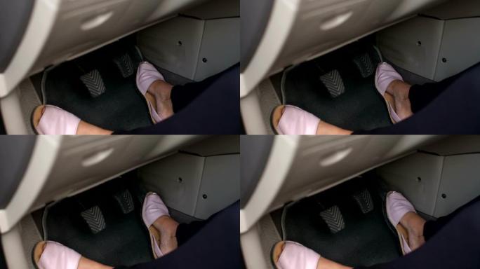 夏天穿鞋子的女人的特写镜头在汽车上踩油门