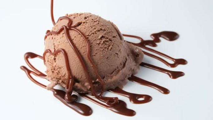 巧克力酱倒在冰淇淋上，慢动作
