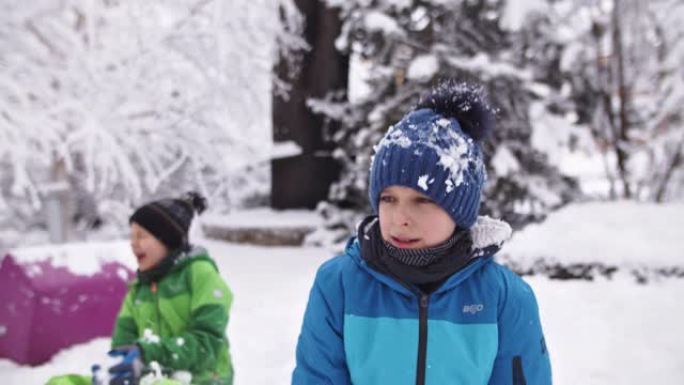 两个男孩打雪仗打雪仗冬季运动童趣