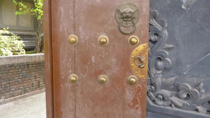 青海西宁北山土楼寺古代传统复古门与狮子门环。