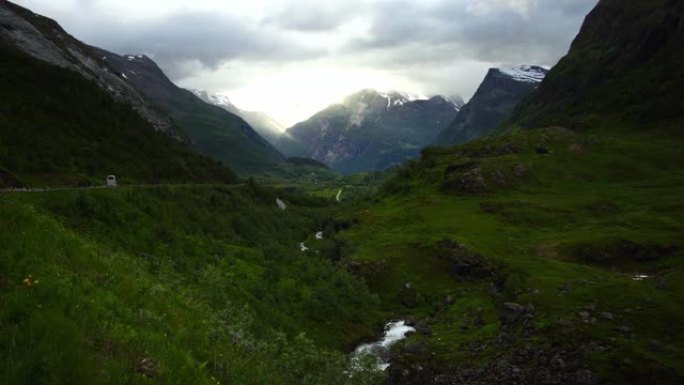 房车在盖朗格的山路上行驶。著名的风景大道、挪威地标和热门旅游目的地。挪威夏季，4k。