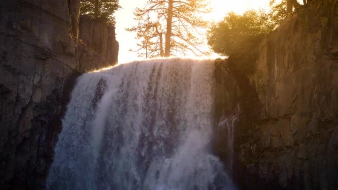 美国加利福尼亚州安塞尔亚当斯荒野的彩虹瀑布
