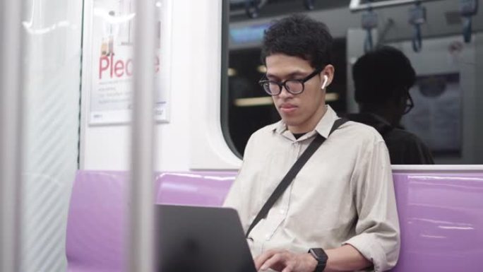 自由职业者使用笔记本电脑在火车上工作。