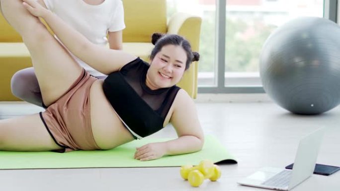 两个女朋友在减肥课上锻炼。