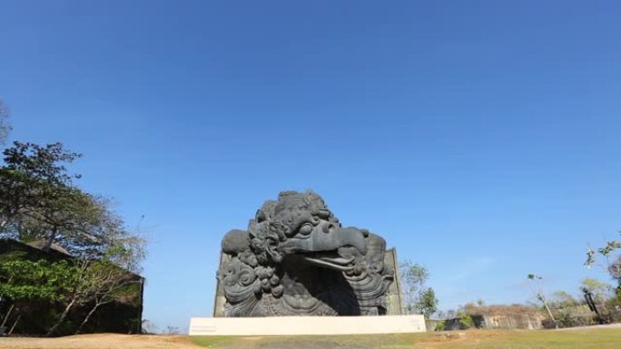 倾斜-巴厘岛Garuda Wisnu文化公园的Garuda雕像