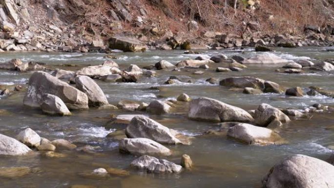 流淌着石头巨石和石头急流的野山河。慢动作