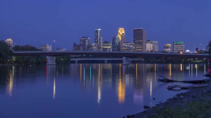 明尼阿波利斯反映在密西西比河的暮光之城