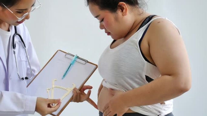 欧洲年轻医生在临床医院帮助咨询肥胖超重妇女的治疗方法