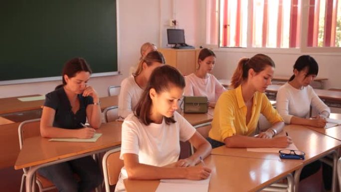 学生在上课时用记事本书写