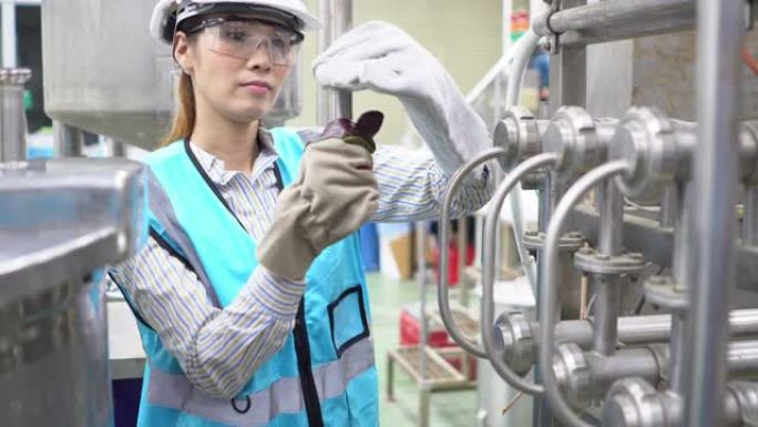 医疗设备厂的工人工业制造药物生产生产线