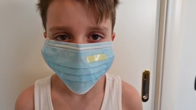 冠状病毒-带面具的儿童