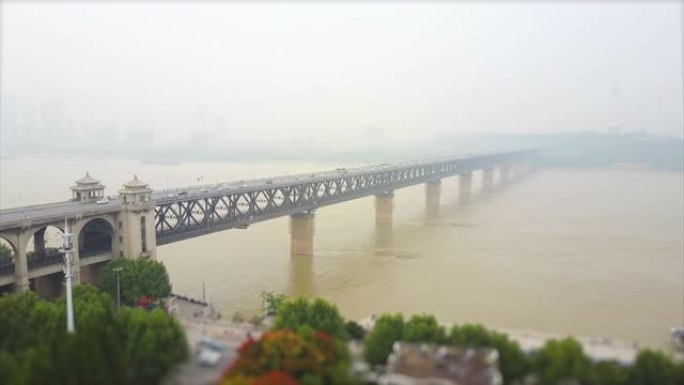 雾天时间武汉市著名长江大桥航空全景4k倾斜移位中国