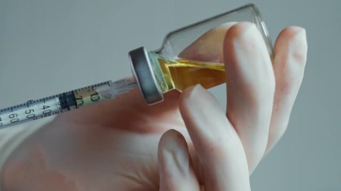 注射器针头从玻璃瓶中取药