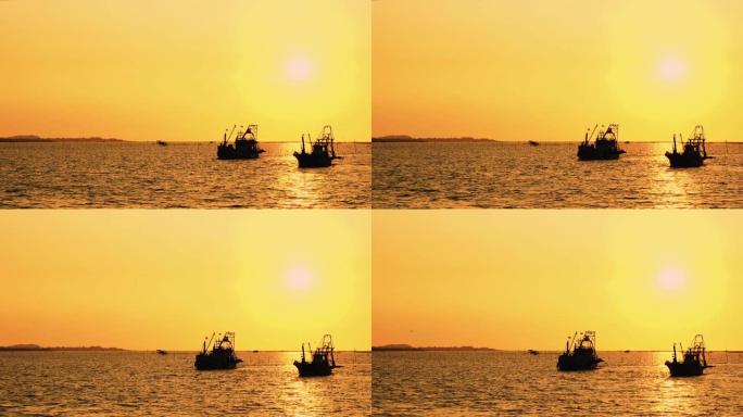 一艘渔船在黄昏时正驶近岸边。