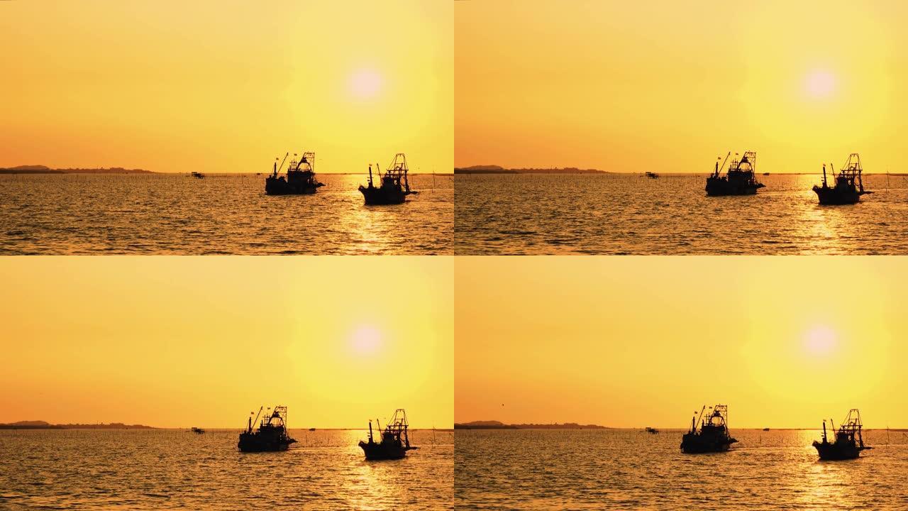 一艘渔船在黄昏时正驶近岸边。