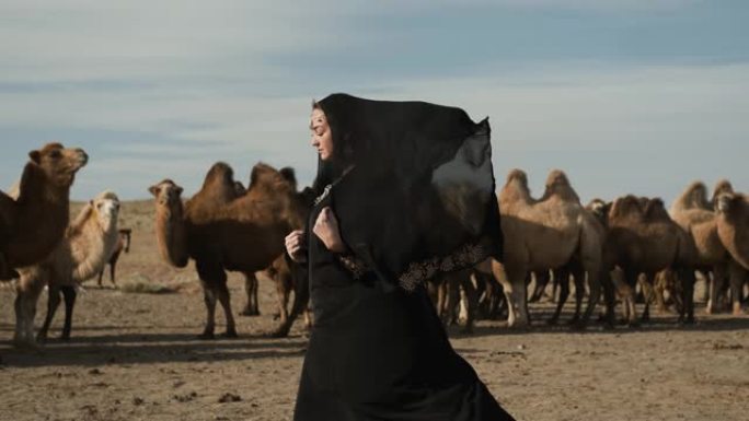 美女民族黑衣，阿巴亚散步草原骆驼，沙漠