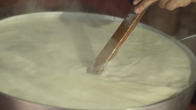 女人在农场做奶糖手工制品香甜