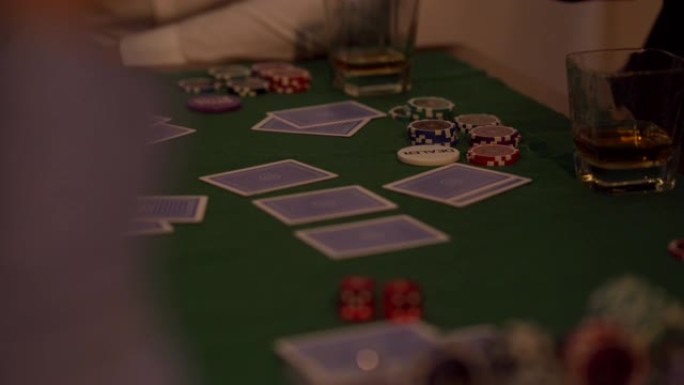 深夜扑克游戏牌九豪赌违法