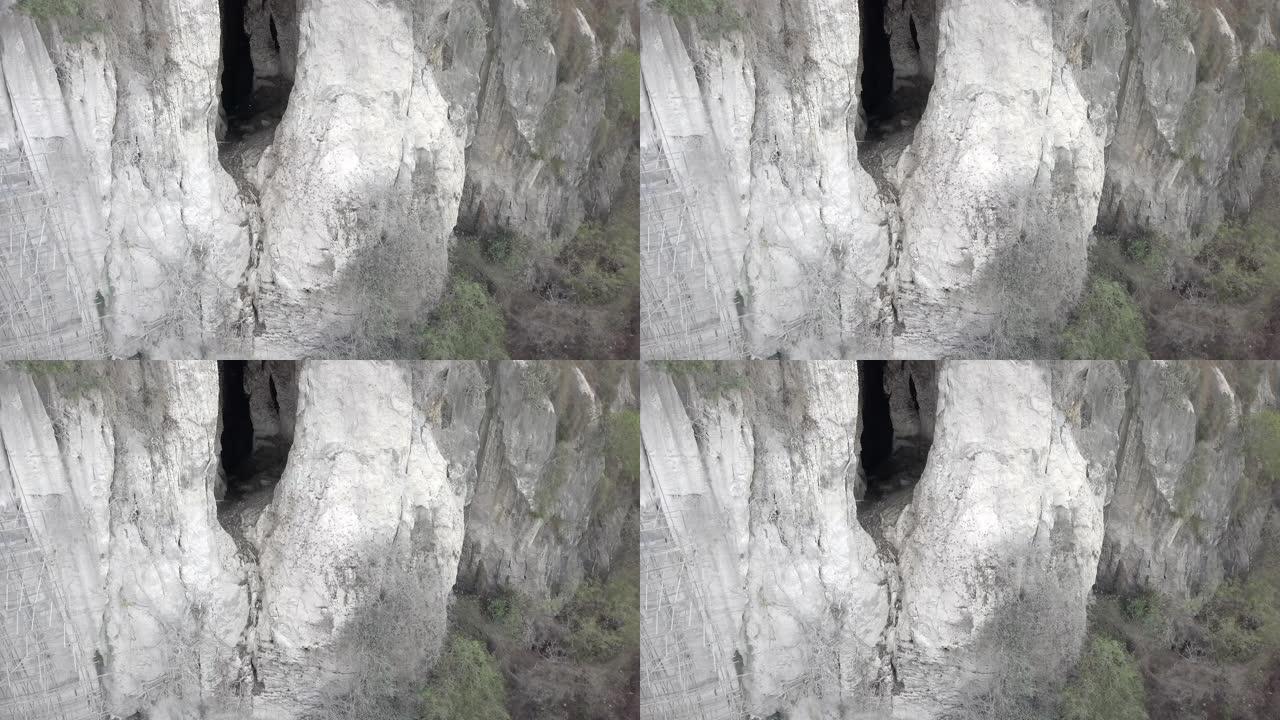 从山顶洞穴中出现了蝙蝠流的空中静态视图