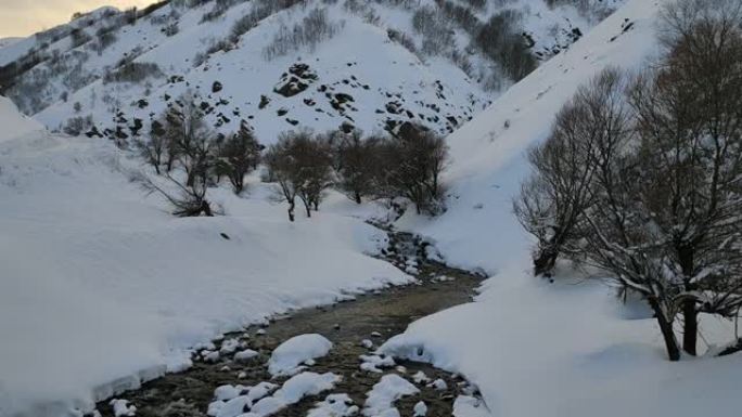 小瀑布流过雪地视频素材景观湖泊旅行小镇