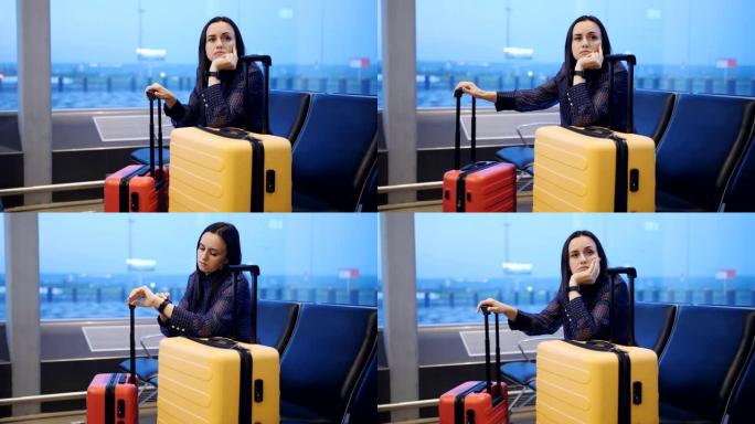 黎明时分，一个无聊的女人带着旅行箱在机场休息室等待航班上的移植。
