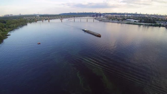 第聂伯第聂伯河第聂伯河基辅乌克兰日落驳船的空中无人机视图
