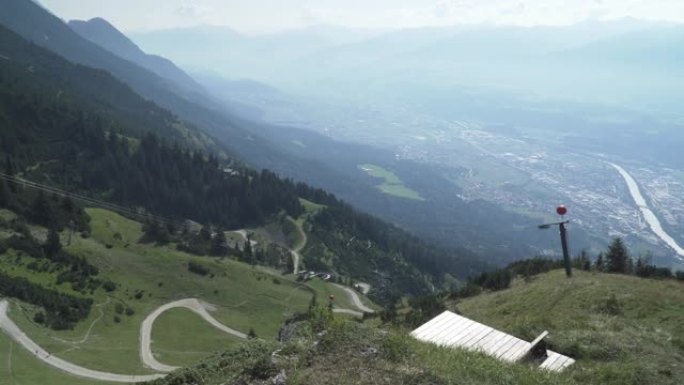 高角度视图: 来自奥地利卡文德尔山的haflekarspitze-Seegrube的因斯布鲁克市