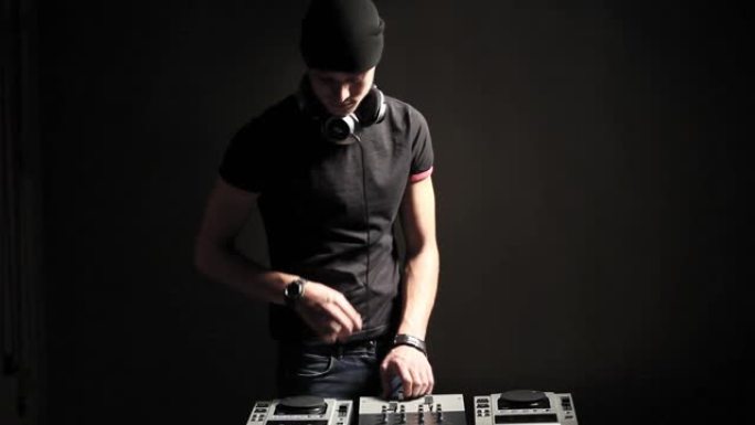 DJ男人在黑暗中制作音乐