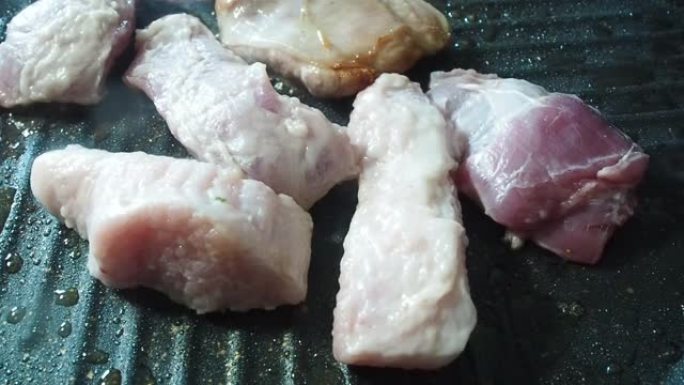 厨师手工烹饪木炭熏制烤猪肉的特写镜头