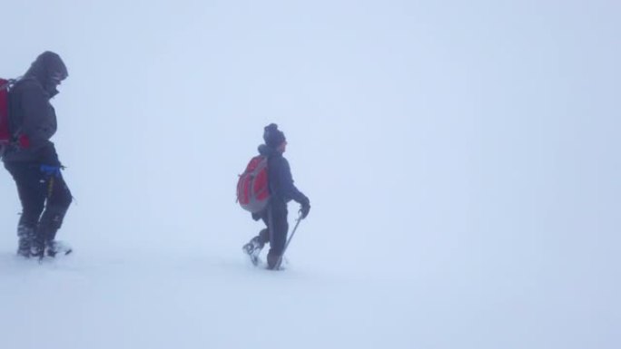 高山登山队在雾山山顶行走