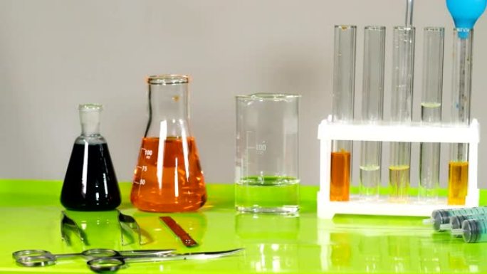 化学实验室或诊所的桌子。