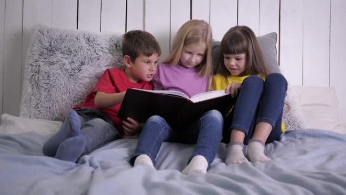 家庭教育，聪明可爱的小孩子做作业，快乐地看书坐在床上