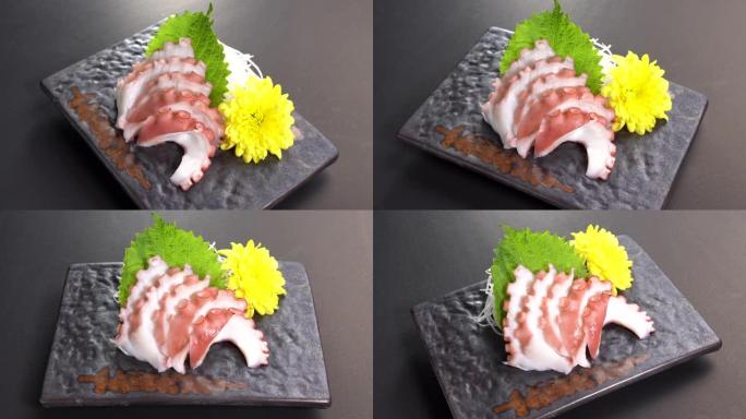 切片日本食物章鱼tako生鱼片晚餐在转盘上。