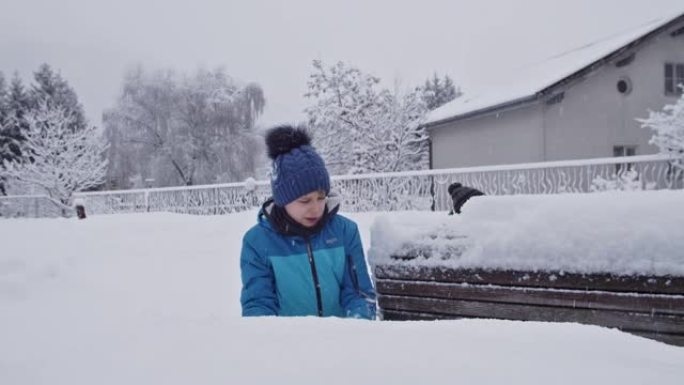 打雪仗的孩子打雪球雪地小孩
