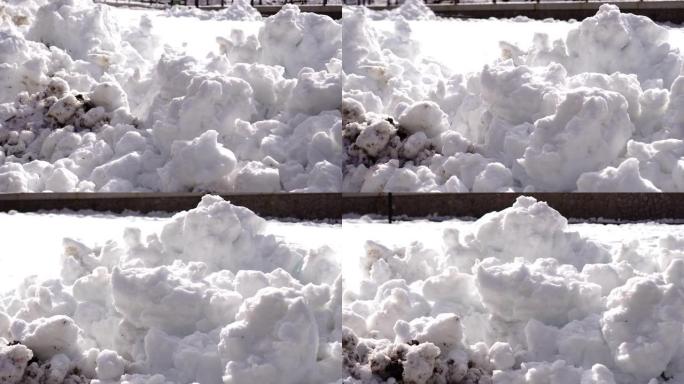 一堆白色肮脏的雪块
