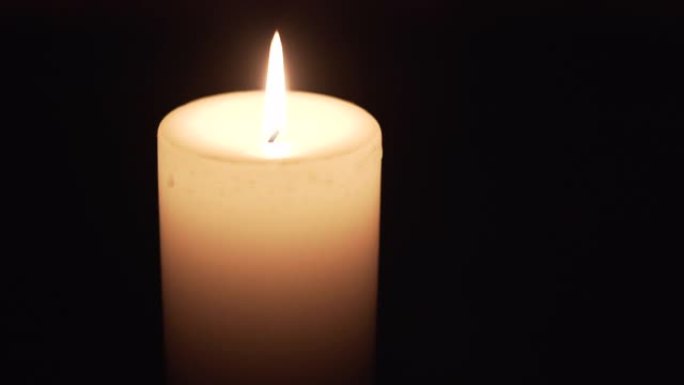 在弱光下关闭蜡烛的镜头，该蜡烛被点亮，过了一会儿就熄灭了-prores log