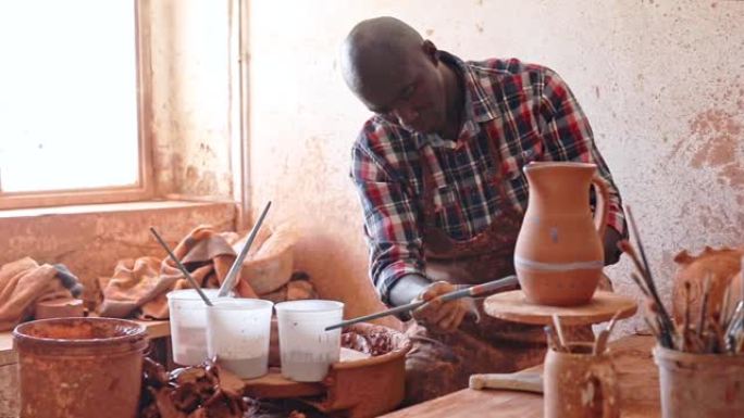 专注于在陶器车间工作的非洲人