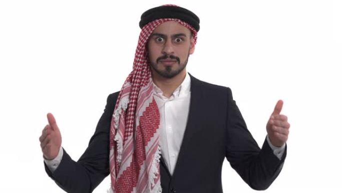 阿拉伯男子用手描述尺寸的特写镜头。孤立，在白色背景上