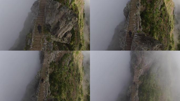 男子在迷雾山上走狭窄的楼梯